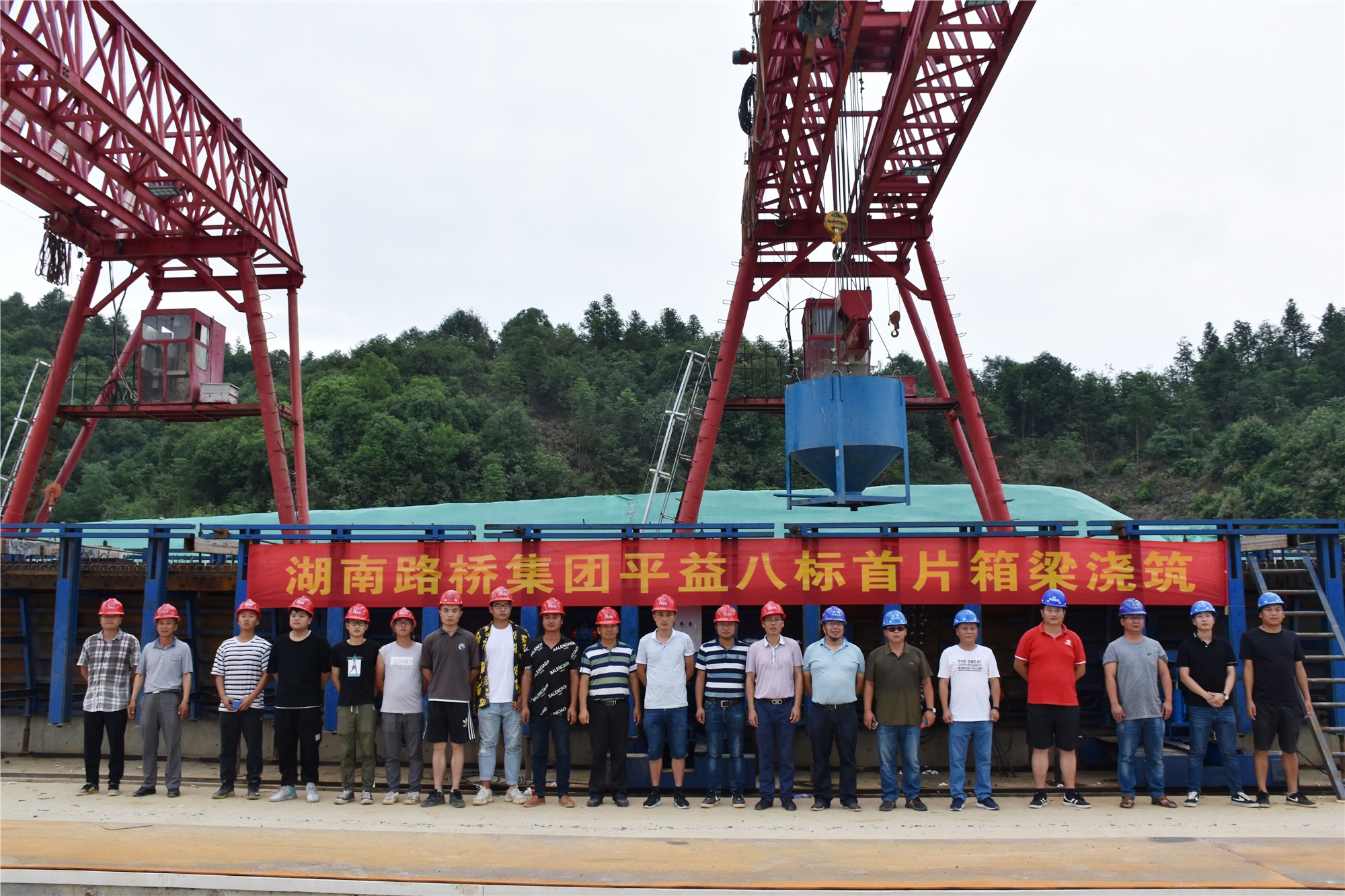 平益八標(biāo)首片箱梁澆筑_副本.jpg
