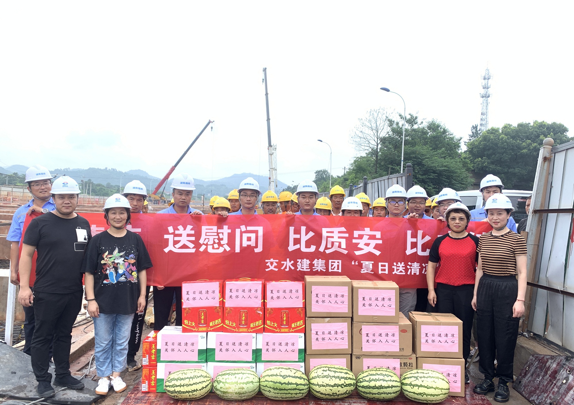 交水建工會(huì)送清涼慰問(wèn)現(xiàn)場(chǎng)_副本.jpg