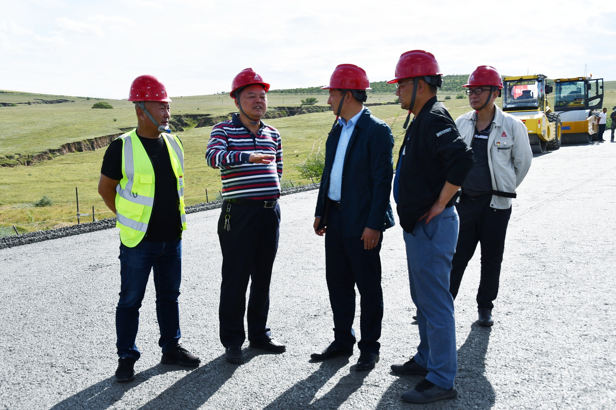 照片：集團總經(jīng)理龔智輝赴內(nèi)蒙督查大查1標項目建設(shè)_副本.jpg