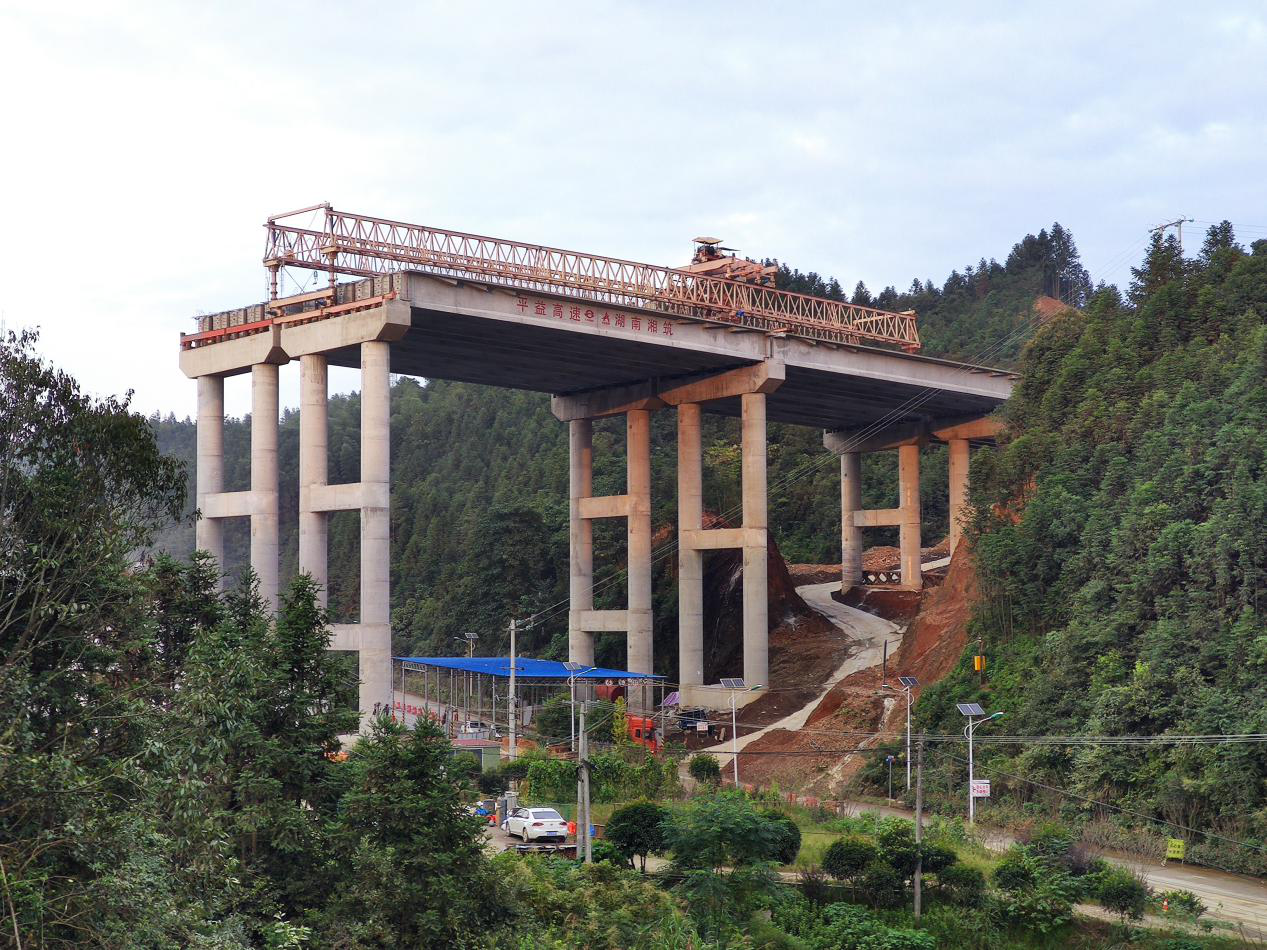 20201010180604.png 照片1:平伍7標(biāo):打造安全通道 順利完成上跨省道架梁施工.png