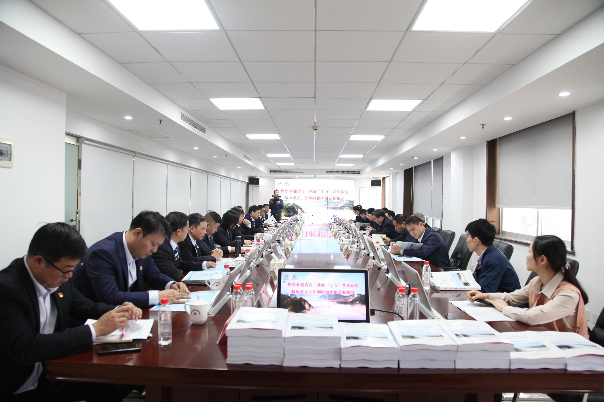 “七五”普法驗(yàn)收會(huì)在集團(tuán)六樓會(huì)議室進(jìn)行_副本.jpg