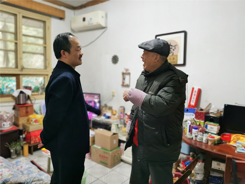 4、2月4日，湯向東慰問老領(lǐng)導(dǎo)易文林_副本_副本.jpg