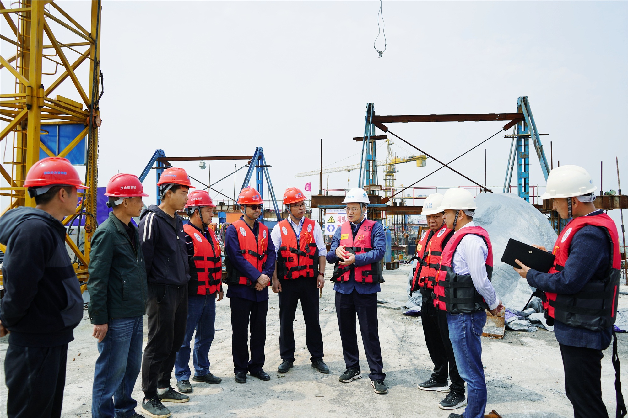 20210508257330.jpg 楊宏偉督查慰問13標(biāo)02_副本_副本.jpg