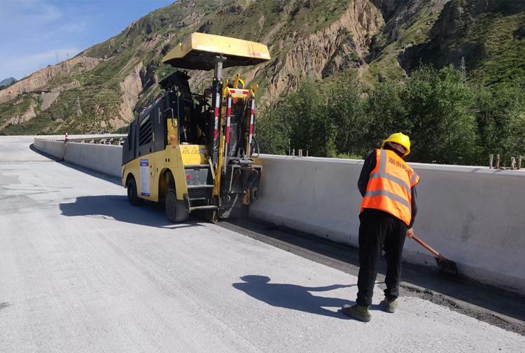 20220712904571.jpg 29照片:武九路面3標(biāo)精銑刨首件工程施工.jpg