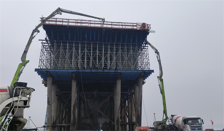 主墩11號墩0號塊第一?；炷翝仓?jpg