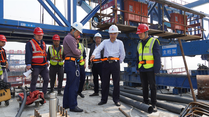 20230515574603.jpg 王術飛在大橋上實地查看_副本.jpg