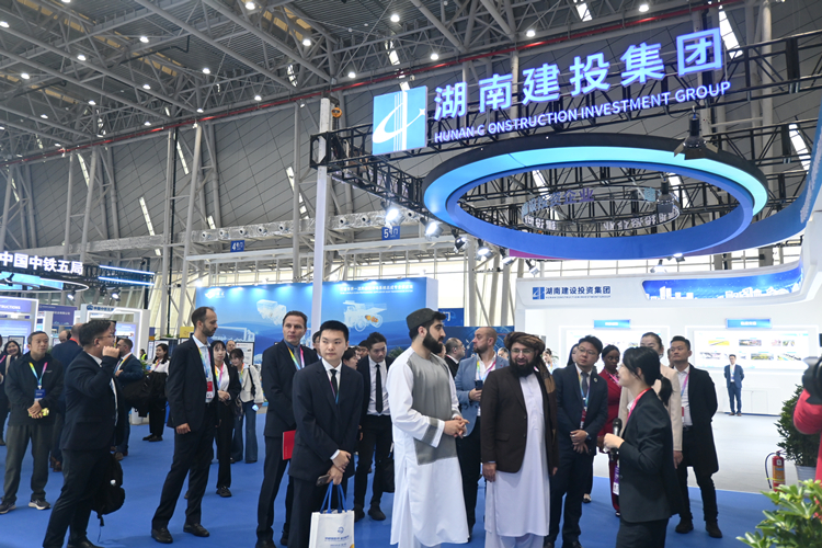 20251110133652.jpg 外部路過集團(tuán)展位_副本.jpg